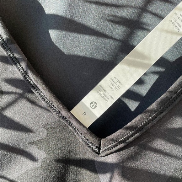 *SOLD* NWT Lululemon Power Pivot cropped tank | Size 6 - Picture 6 of 6